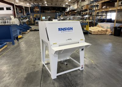 Bag break station to open and empty bulk bags.